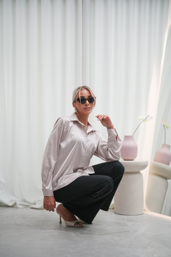 Elegancka koszula satynowa damska z kołnierzykiem i ozdobnymi guzikami - szampański beż